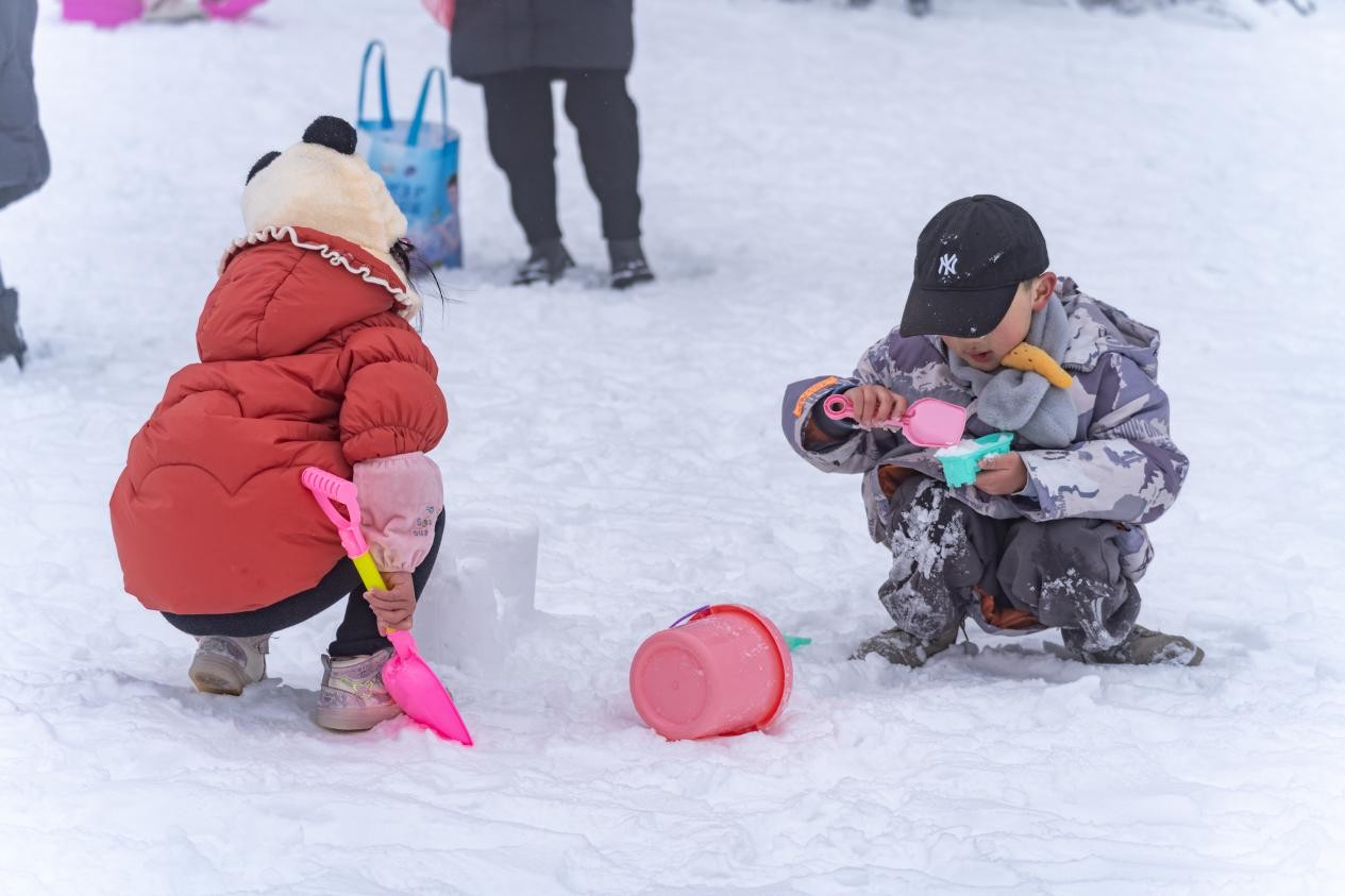 绵阳九皇山滑雪场开板迎客,游客尽享冰雪乐趣