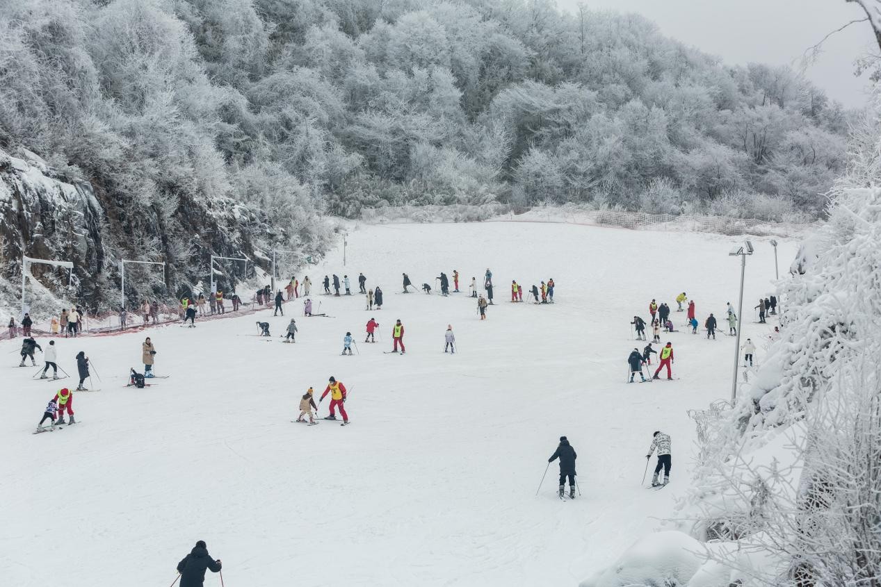 绵阳九皇山滑雪场开板迎客,游客尽享冰雪乐趣